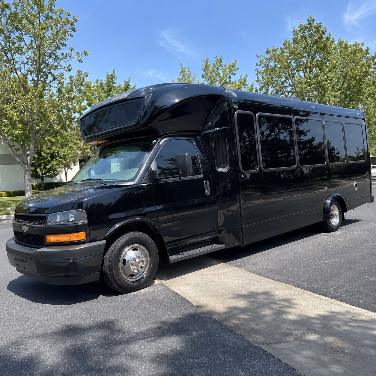 quincy 15 passenger party bus