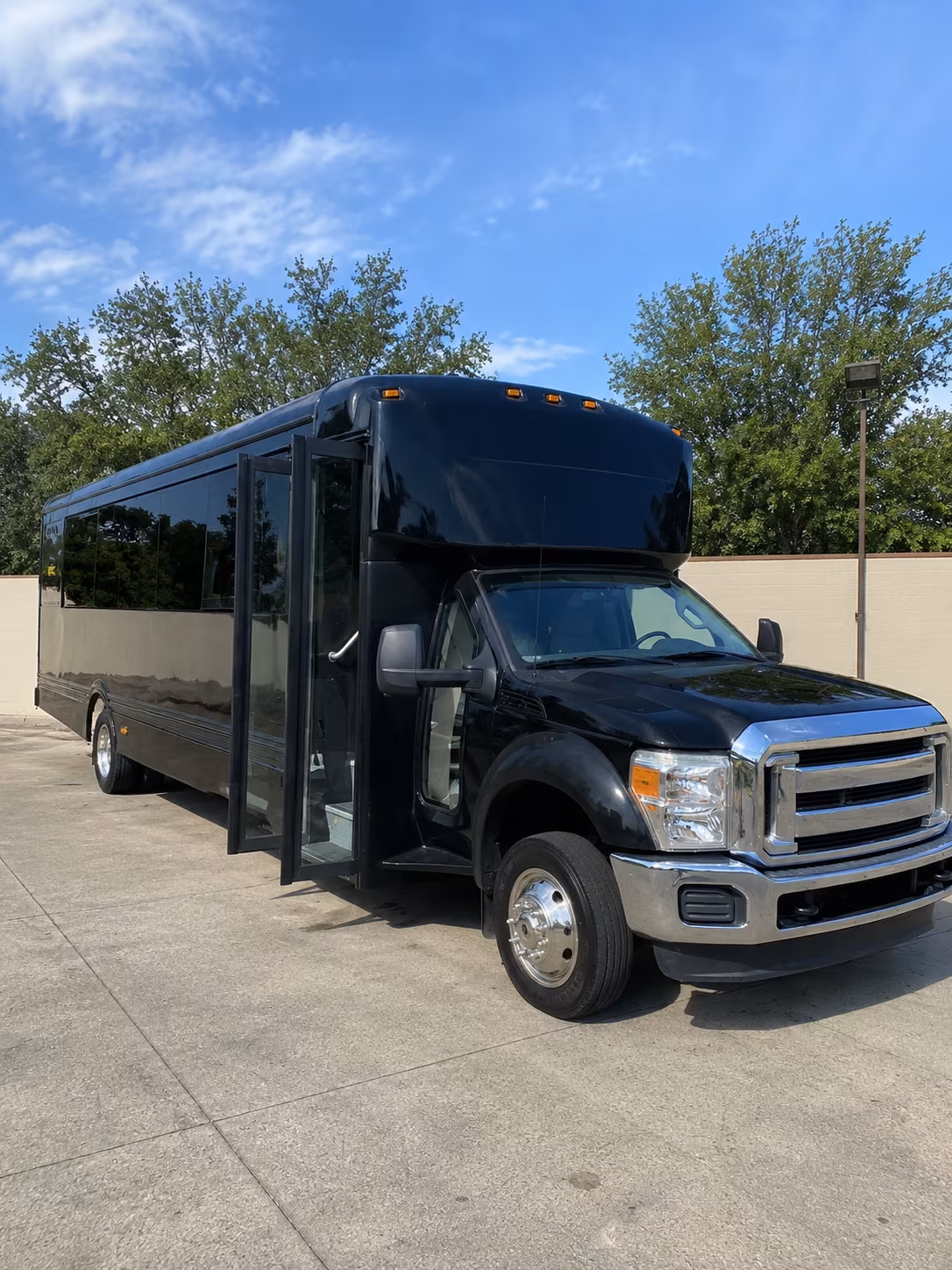quincy 20 passenger party bus